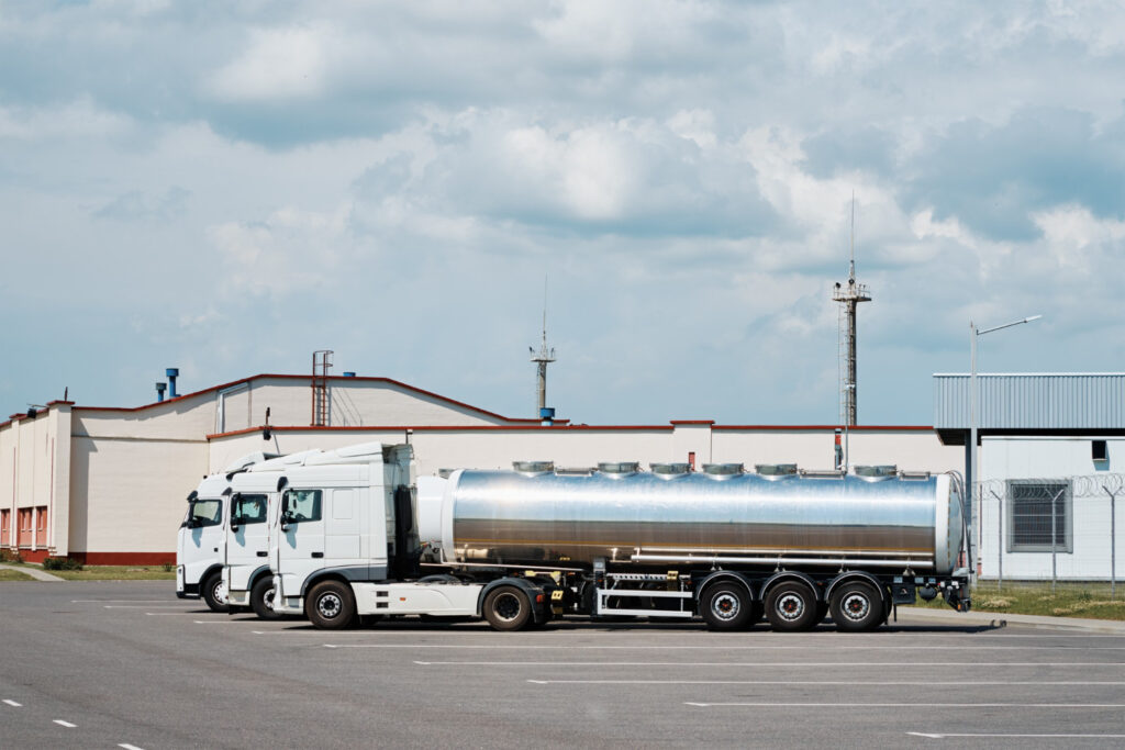 caminhões fazendo transporte de produtos perigosos no paraná