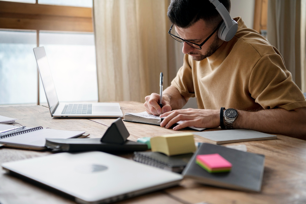 Motorista estudando para obter certificação digital do Curso MOPP 2025.